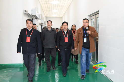 省十三届人大铜仁团代表视察我市生态畜牧业发展情况