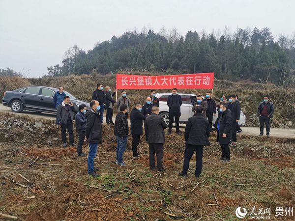 松桃苗族自治县长兴堡镇“人大代表在行动”助力农村产业复工复产。