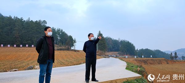 松桃苗族自治县人大常委会主任唐永明（右）到长兴堡镇开展农村产业复工复产督查。