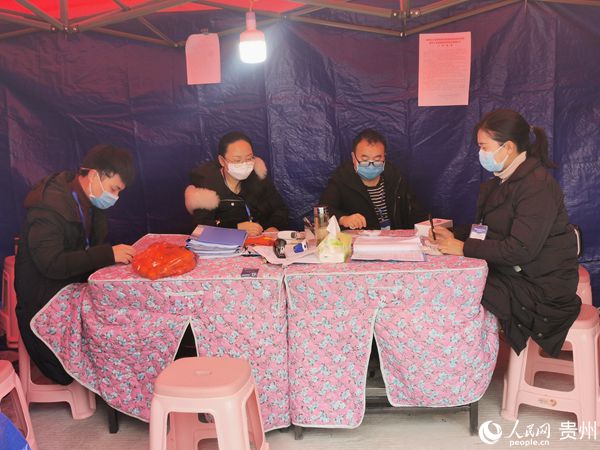 松桃苗族自治县人大常委会机关干部职工在时代天街包保责任小区开展疫情防控工作。