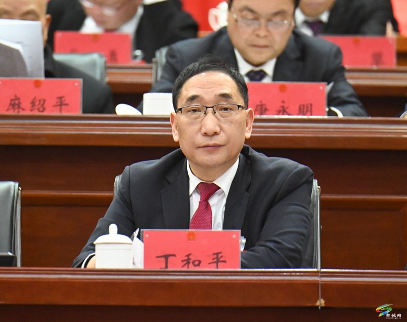 县十七届人大四次会议开幕