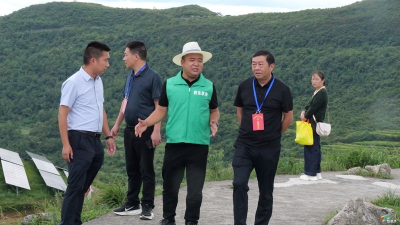 石敏一行到红石林、黔东草海视察景区建设推进